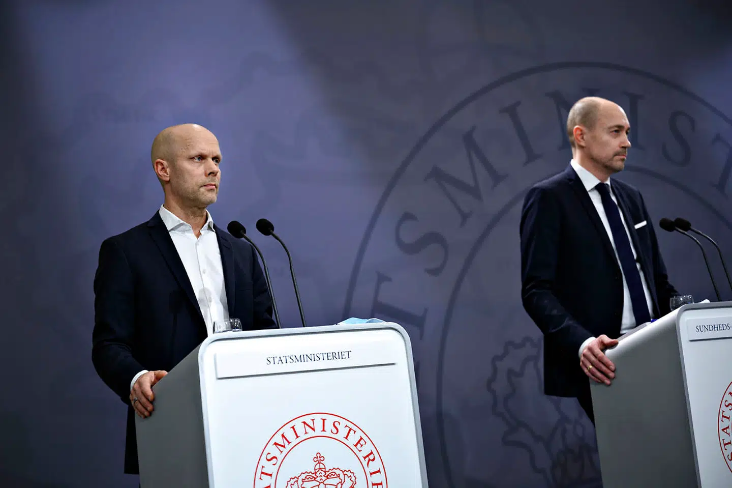 Direktør i Statens Serum Institut (SSI) Henrik Ullum og sundheds- og ældreminister Magnus Heunicke (S), da statsministeren varsler en delvis nedlukning i København, Odense, Aarhus og en række kommuner i hovedstaden og på Sjælland på et pressemøde om covid-19 med sundheds- og ældreministeren, Statens Serum Institut, Rigspolitiet og Sundhedsstyrelsen, i Spejlsalen i Statsministeriet mandag den 7. december 2020.. (Foto: Philip Davali/Ritzau Scanpix)
