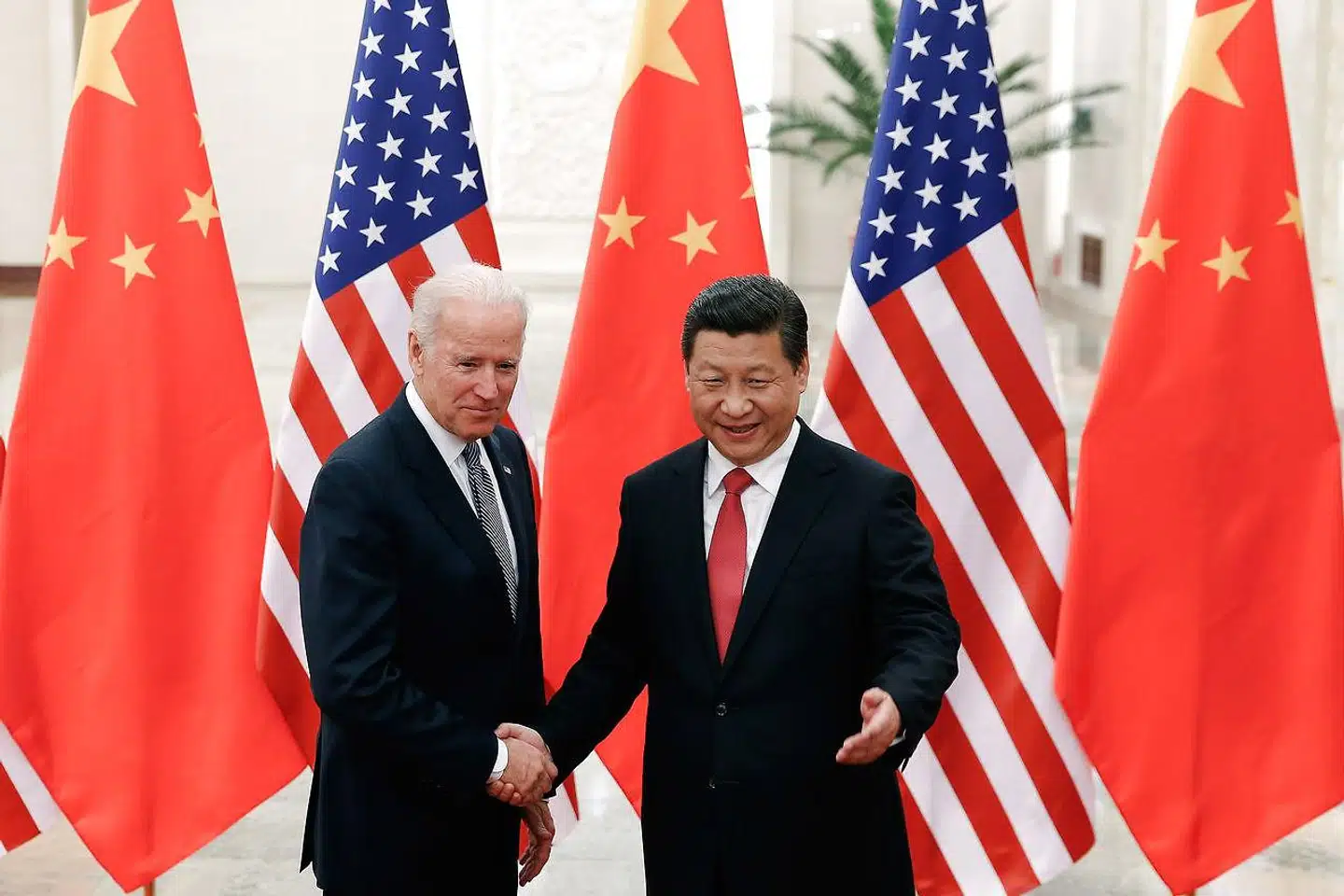 »Her tager USA fortsat teten foran Kinas topstyrede, bureaukratiske politiserede mekanismer, som hæmmer den frie forskning og dens innovationsmuligheder. Direkte at kopiere amerikansk fremgangsmåde er ikke muligt. De to samfundssystemer er diametralt modsatrettede,« skriver Bertel Heurlin.