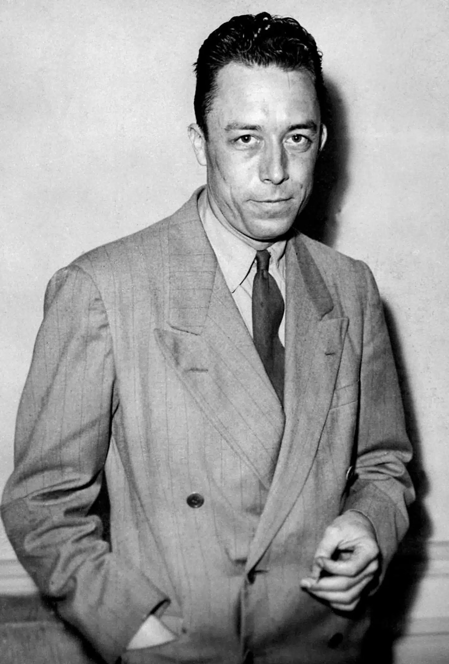 »Jeg har lige genlæst Camus »Pesten«. Den er jo aktuel, for vi vil jo ikke tro det ubehagelige,« siger Birthe Rønn Hornbech. På fotoet ses den franske forfatter og filosof Albert Camus (1913-1960).