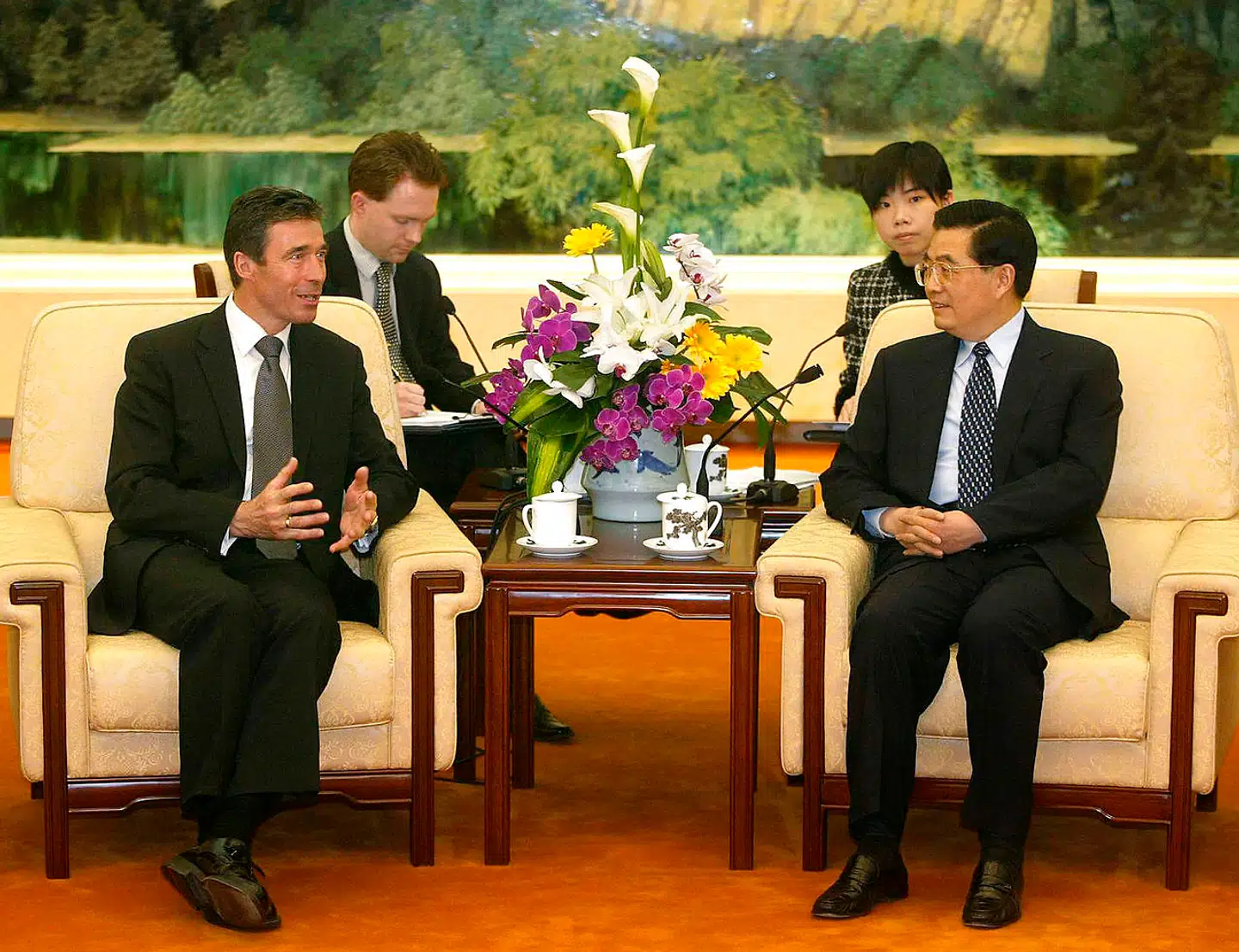 »Det gav mening dengang. Vi skulle samarbejde og handle samt overføre vores værdisæt til Kina. Men i 2020 nu ser situationen anderledes ud i Kina,« skriver Jonas Parello-Plesner om Danmarks strategiske partnerskab med Kina. På billedet ses tidl. statsminister Anders Fogh Rasmussen (V) med Kinas tidl. præsident Hu Jintao, 27. februar 2004.