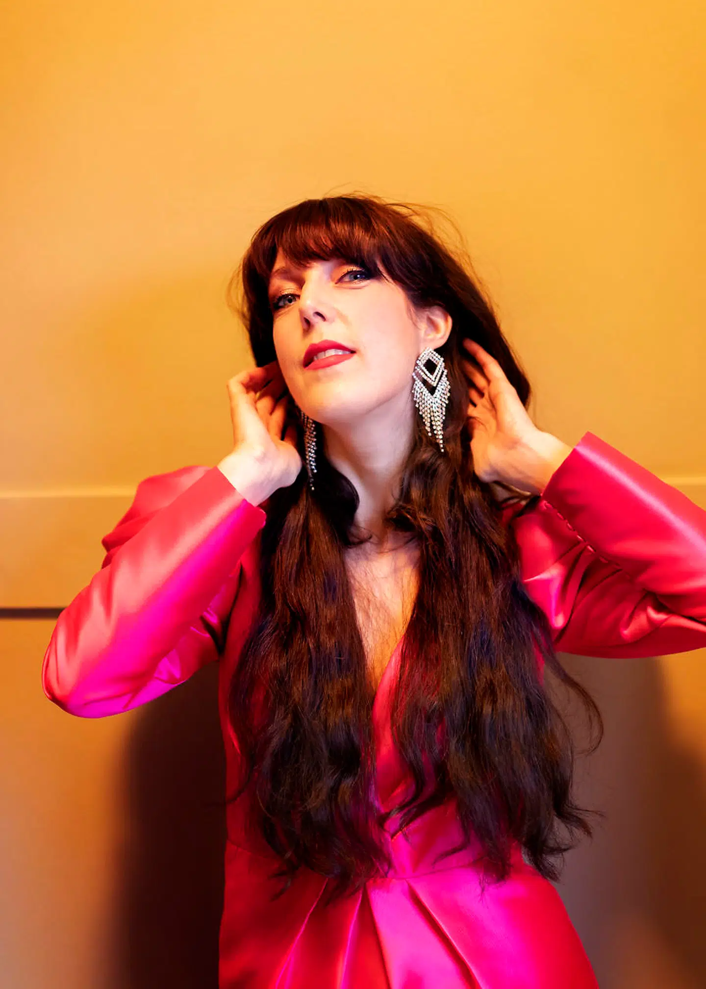 »Jeg blev engang hevet med til en tibetansk strubesangskoncert med nogle munke, og jeg havde forberedt mig på at skulle sidde og kæmpe med et af mine ufrivillige grineanfald eller kede mig helt afsindigt, men det var vildt smukt og mærkeligt; jeg var meget betaget af det. Så fra nu af udelukker jeg intet.«