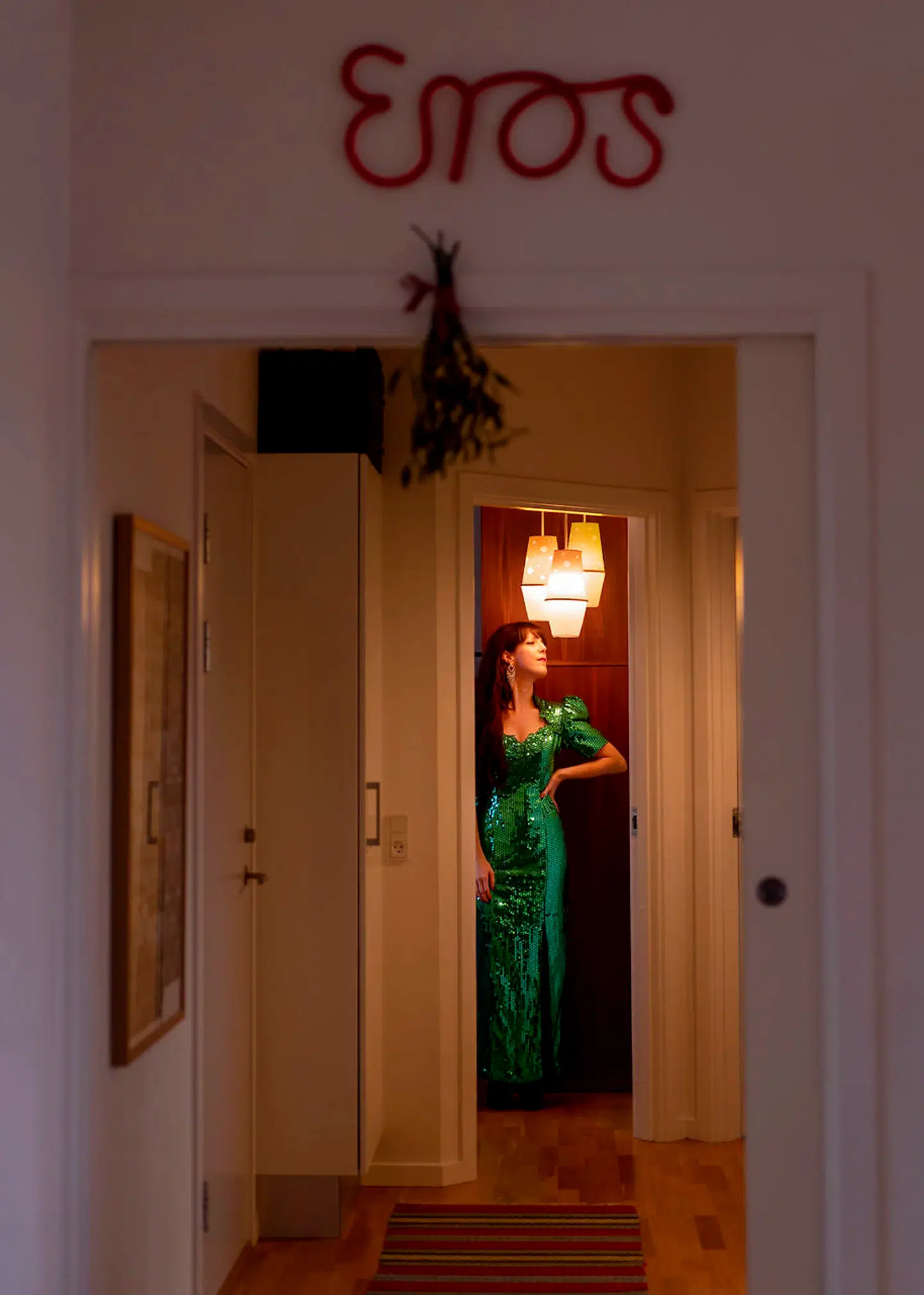 »Jeg lagde for nylig et billede på Instagram af min bogreol, som i øjeblikket er farvekoordineret, og det fik virkelig nogle folk op af stolene. At en forfatter kan nedlade sig til dét! Det er jo pop og dårlig smag! Det morede mig enormt.«