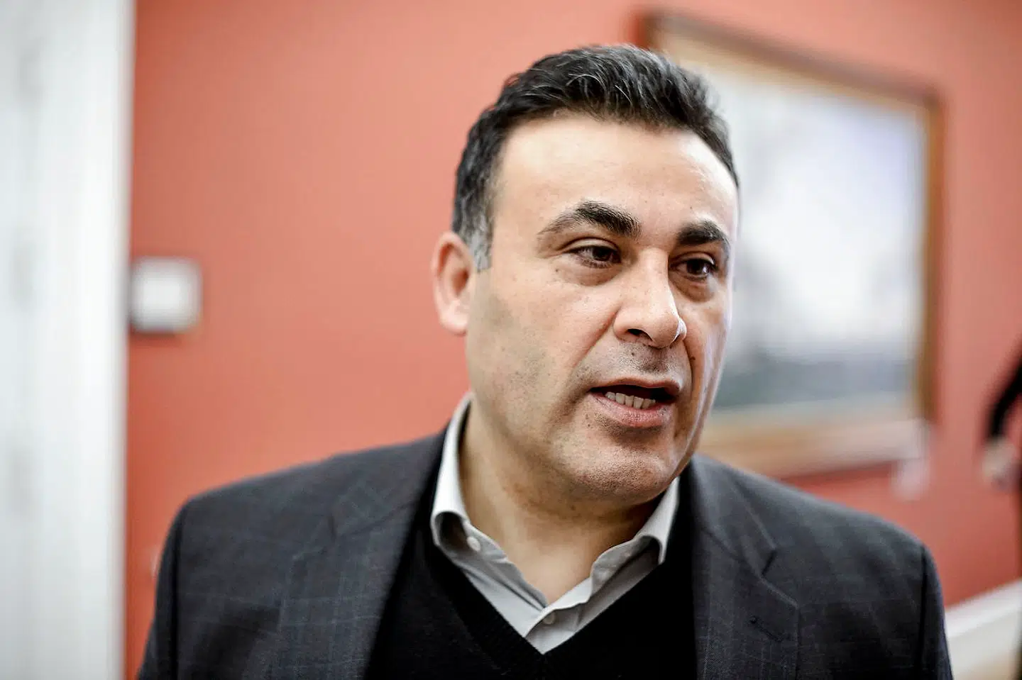 »Du har hjulpet en farlig IS-terrorist til Danmark – og dermed importeret en stor sikkerhedsrisiko. Du har et stort medansvar den dag, han begår terror i Danmark,« skriver Naser Khader på Facebook, som svar på en kommentar fra Mette Grith Stage, der er forsvarsadvokat for en terrorsigtet mand.