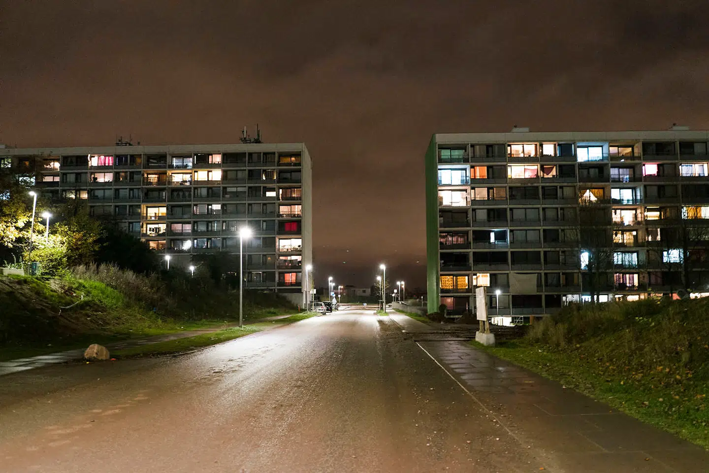 Det er blandt andet i det udsatte boligområde Gellerupparken i Aarhus Vest, at der ifølge en tidligere politikommissær er etableret et så omfattende parallelsamfund, at det kan være svært at retsforfølge kriminelle, fordi sagerne løses internt.