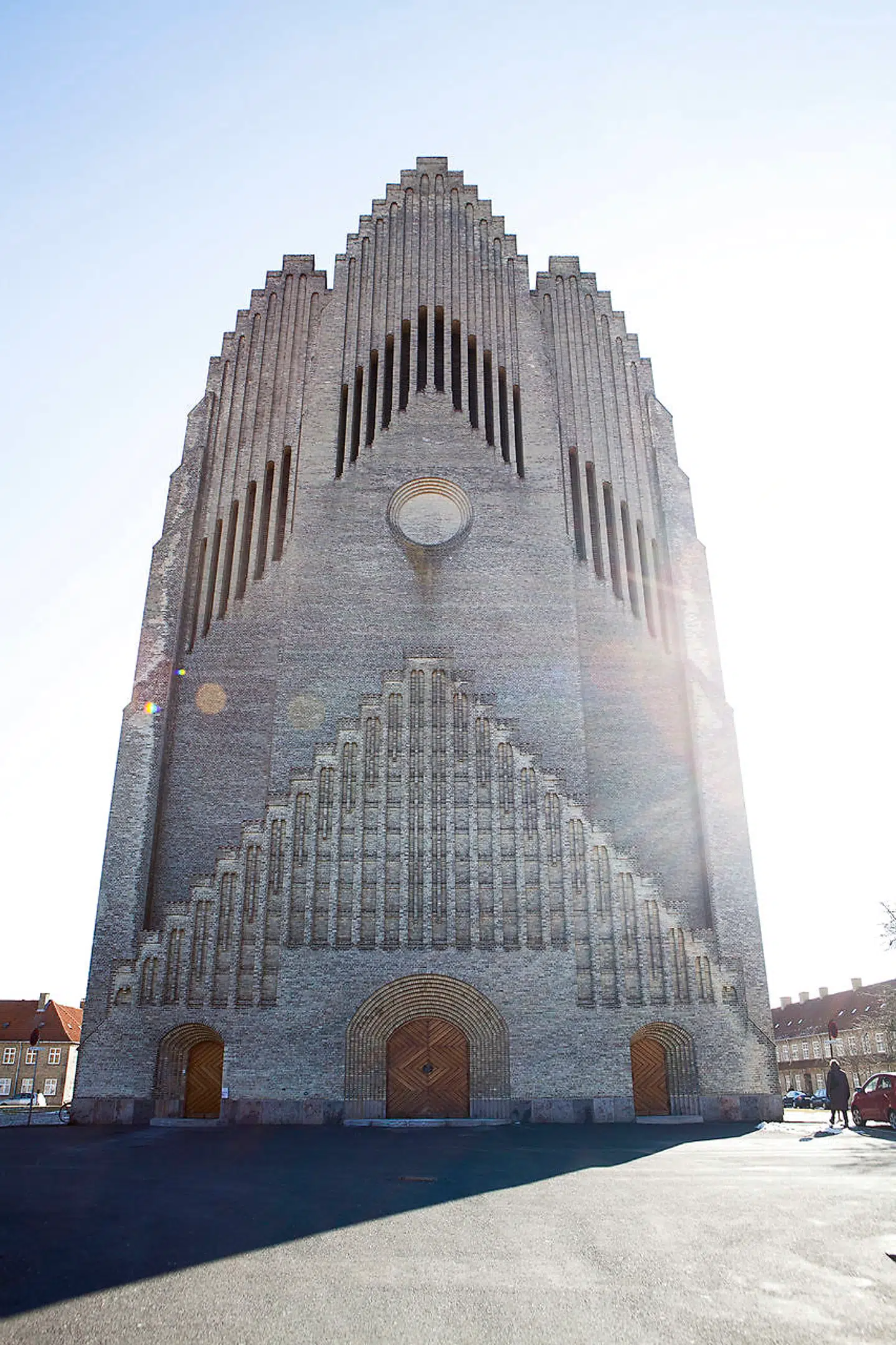 »Kirken er derfor det eneste rum, hvor vi kan være sammen, ikke for at mingle og socialisere, ikke for at hilse og kramme og tale om, hvad der er sket siden sidst, men for i fællesskab at være sammen om noget, der har været det samme gennem årtusinder, noget der ikke er påvirket af hverken tidens gang eller covid-19.« Grundtvigs Kirke.