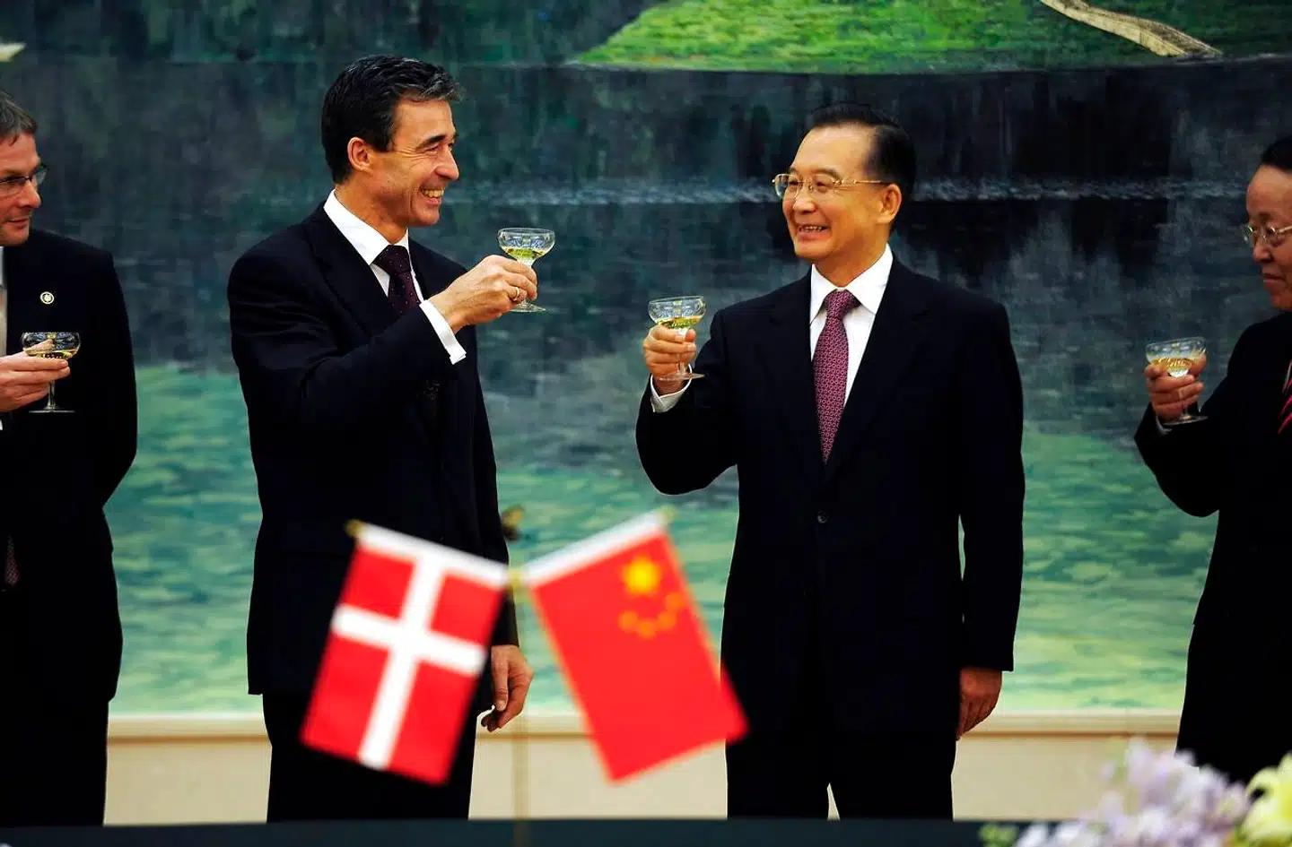 Kinas daværende premierminister, Wen Jiabao, og Dammarks daværende statsminister, Anders Fogh Rasmussen, skåler i Folkets Store Hal, efter at de har skrevet under på det strategiske partnerskab mellem Danmark og Kina 22. oktober 2008.