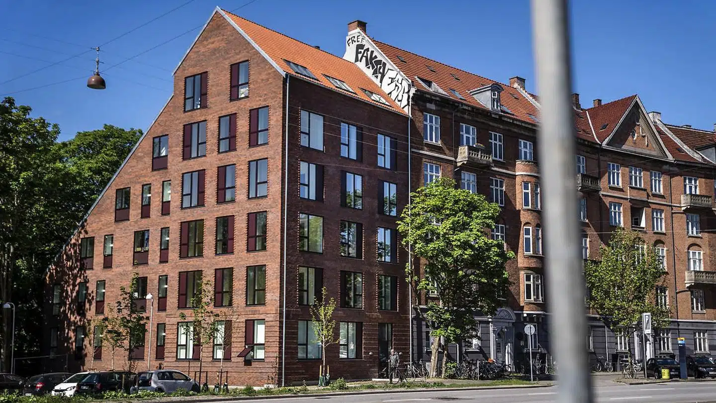 Med teglfacade, tegltag og en rolig vinduestakt, der tilpasser sig naboen, lægger man ikke mærke til, at huset er nyt. Den asymmetriske bygningskrop og det »postmoderne« tagfald fortæller samtidig, at det er det.