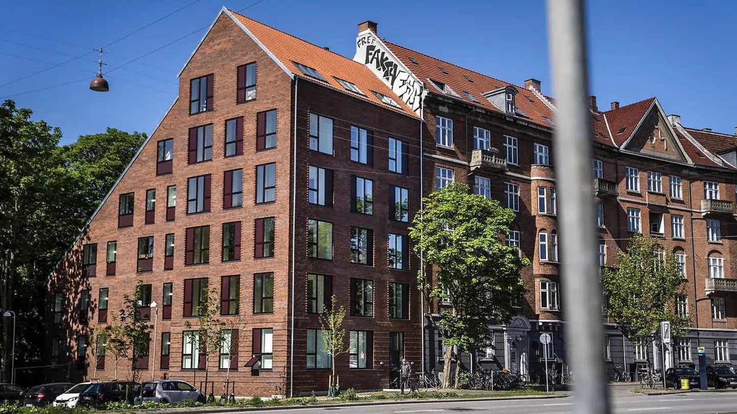 Med teglfacade, tegltag og en rolig vinduestakt, der tilpasser sig naboen, lægger man ikke mærke til, at huset er nyt. Den asymmetriske bygningskrop og det »postmoderne« tagfald fortæller samtidig, at det er det.