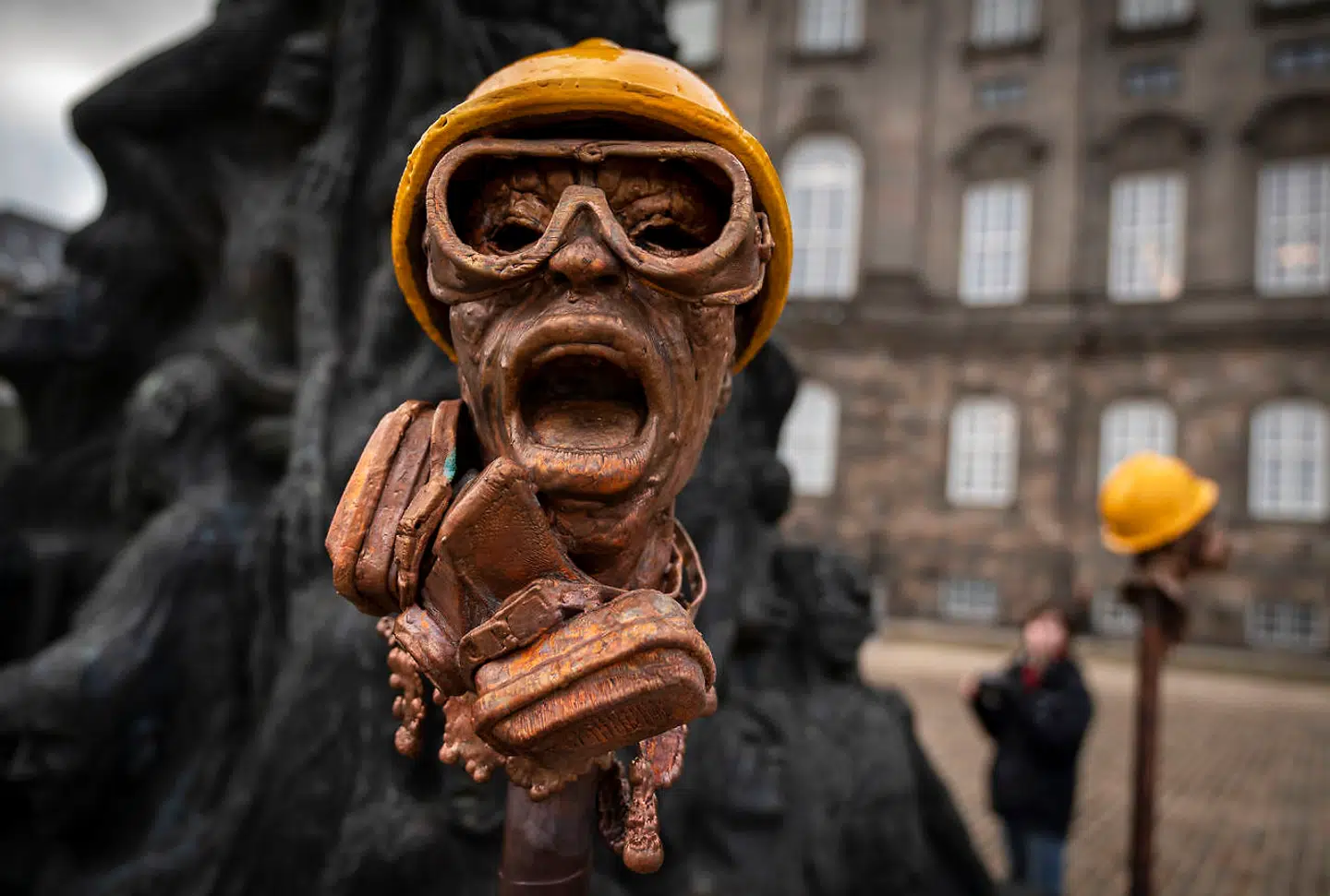 I januar stod kunstneren Jens Galschiøt bag en otte meter høj statue til støtte for demokratibevægelsen i Hongkong – statuen var rejst foran Folketinget på Christiansborg Slotsplads. Den kinesiske ambassade opfordrede Københavns Kommune til at fjerne statuen for ikke at risikere et forværret forhold mellem de to lande.