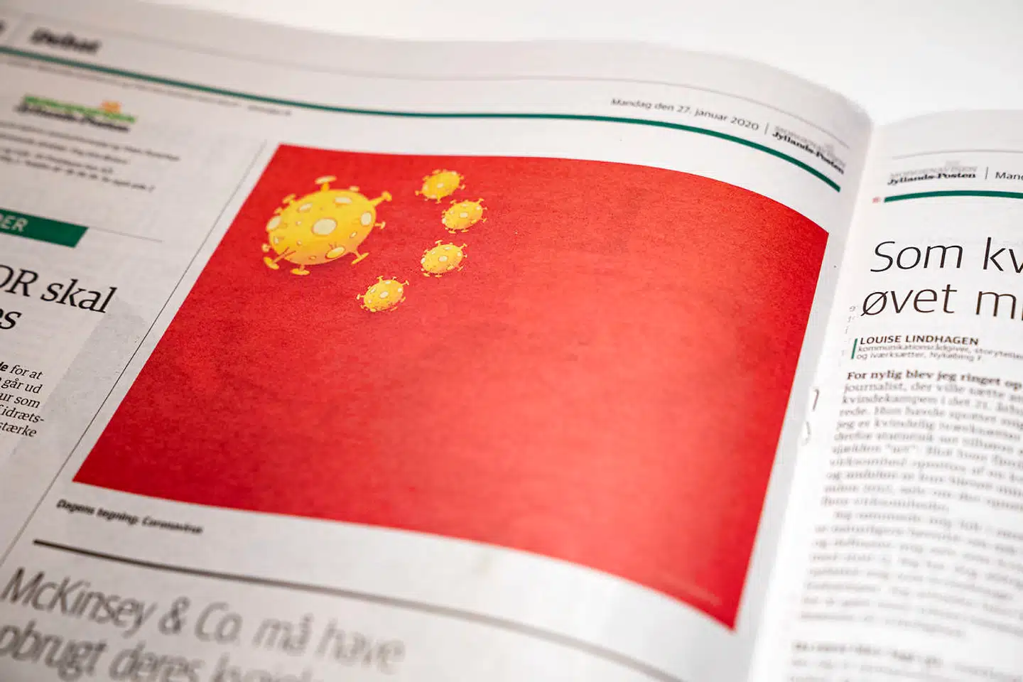Satiretegning af det kinesiske flag af tegner Niels Bo Bojesen i Jyllands-Postens udgave mandag 27. januar 2020. Tegningen fik Kinas ambassade i Danmark til at kræve en undskyldning.
