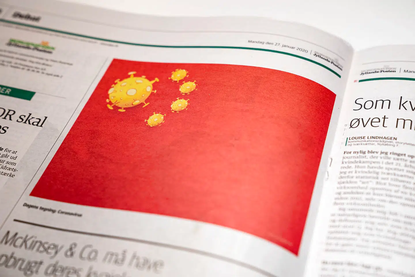 Satiretegning af det kinesiske flag af tegner Niels Bo Bojesen i Jyllands-Postens udgave mandag 27. januar 2020. Tegningen fik Kinas ambassade i Danmark til at kræve en undskyldning.