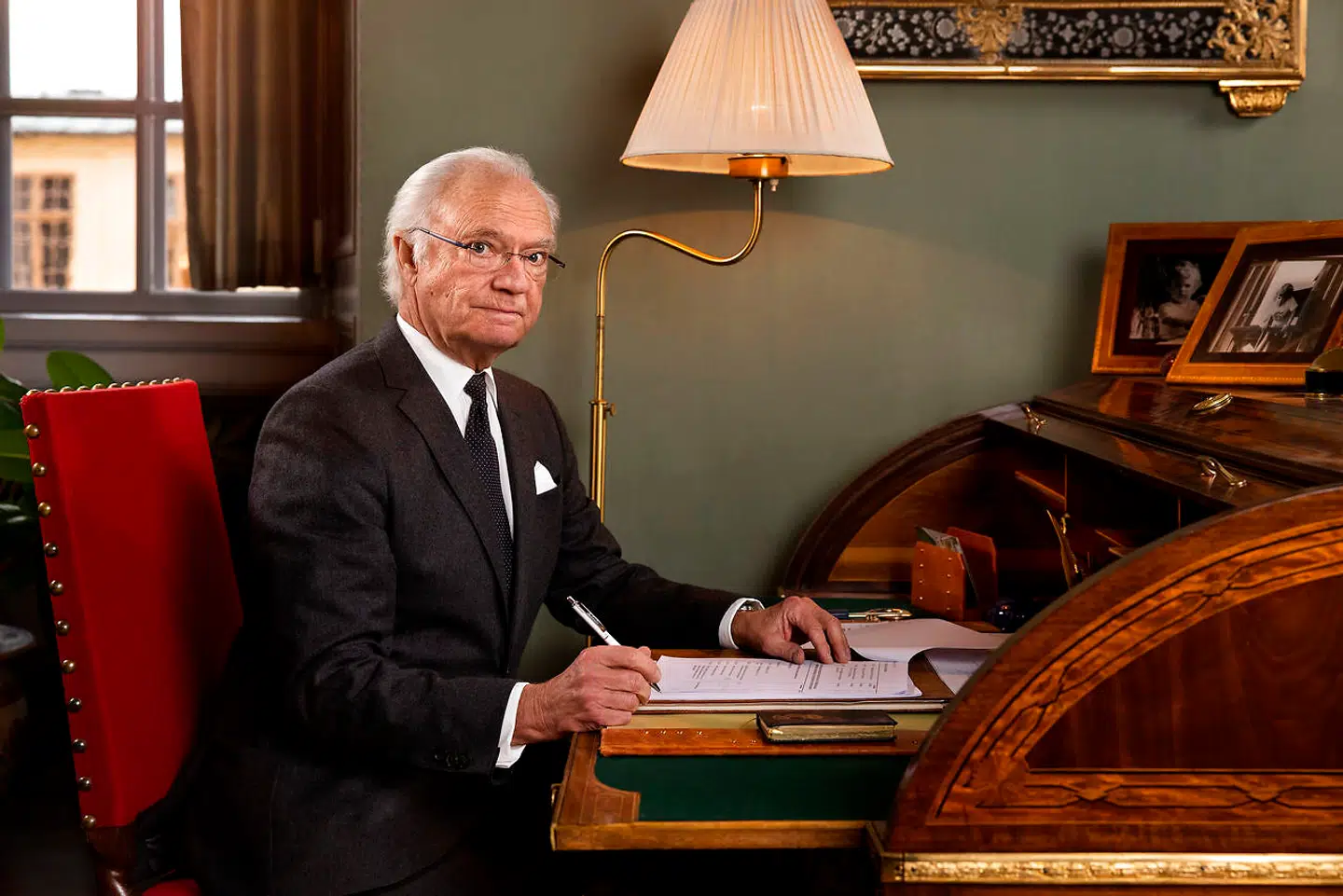 »Den svenske konge er også et menneske, og når man ser på, at folk lider, så har man som menneske pligt til at gribe ind. Det er præcis det, kongen gør. Han viser mod, og han viser, at han er det svenske folks konge,« skriver Mogens Nørgaard Olesen.