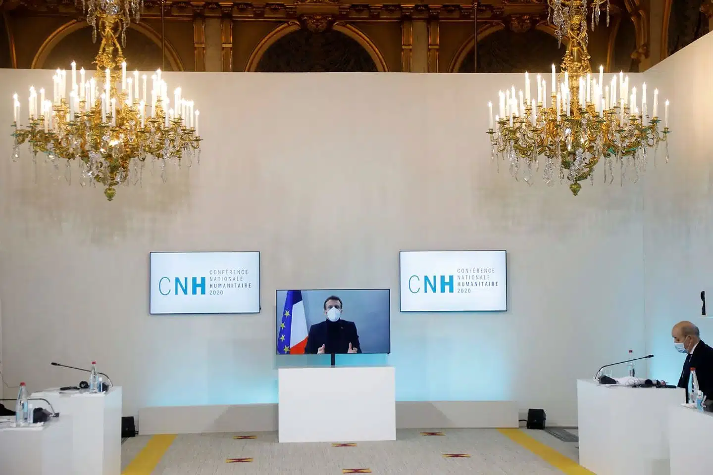 Emmanuel Macron har symptomer, men var torsdag frisk nok til – via video – at deltage i en nødhjælpskonference arrangeret af det franske udenrigsministerium.