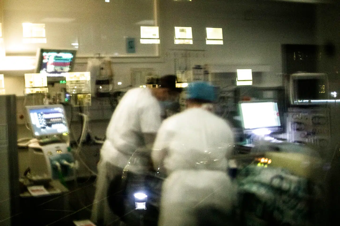 En patient bliver tilset af sygeplejersker på afdelingen for covid-19 patienter på intensivafdelingen på Bispebjerg Hospital.
