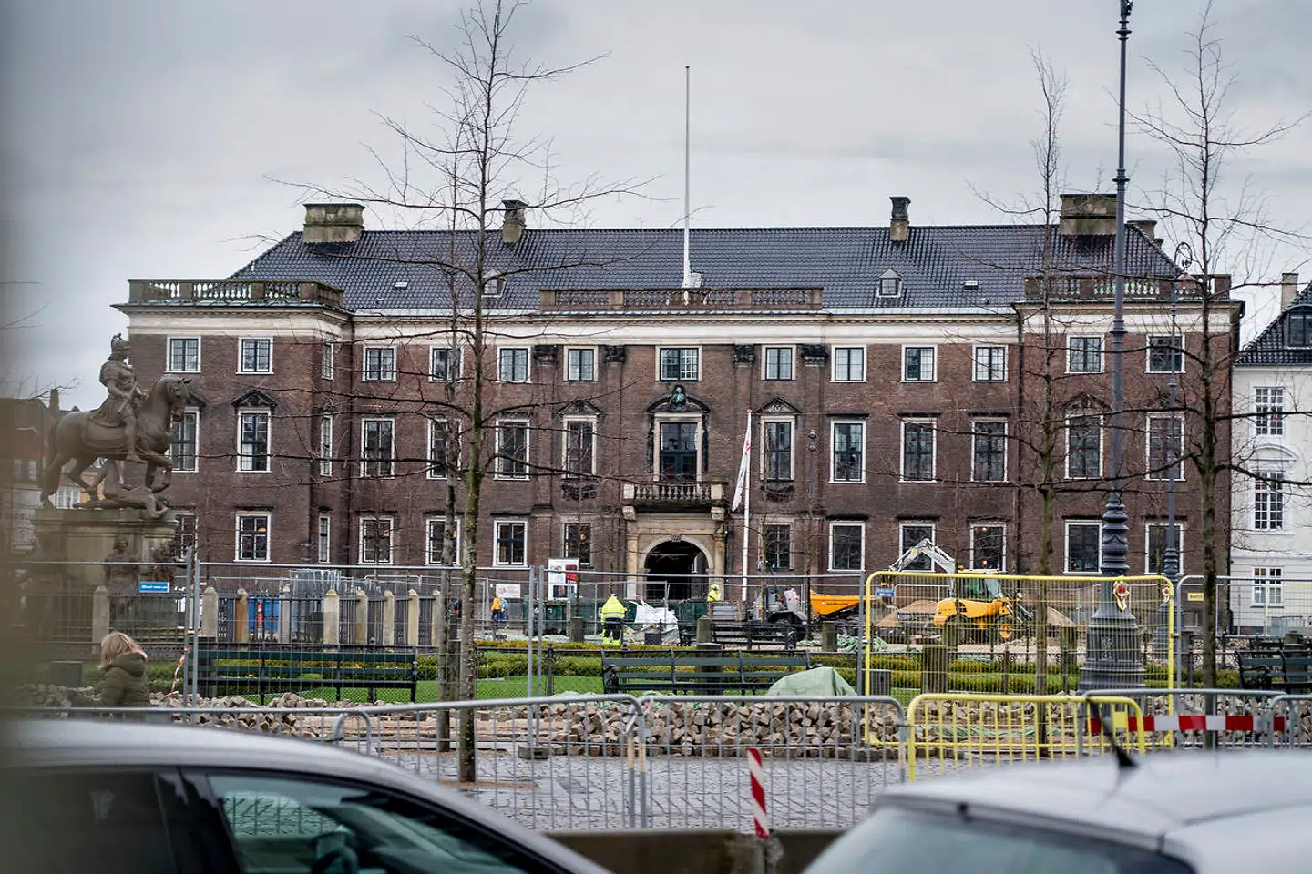 »Der har altid været tradition for at være kontrær på akademiet, og hvis ikke det var dér, man skulle være skrivebordsrevolutionær og drømme om at ændre alting, så ved jeg ikke hvor,« siger kunstner og tidligere professor ved Det Fynske Kunstakademi Kristoffer Ørum om de studerende på Kunstakademiet.