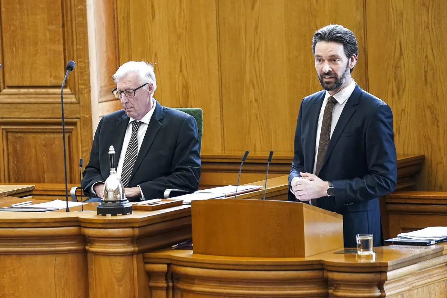 »Finanslovens aftaler på børneområdet skal ifølge Berlingskes leder bekæmpes med alle midler. Thomas Bernt har set sig sur på, at man ikke længere skal kunne hive overskud ud af private børnehaver og anklager helt rutinemæssigt aftalen for 'dyb uvidenhed om og indædt modstand mod private virksomheder'. Det er selvfølgelig noget vrøvl,« skriver Jens Joel.