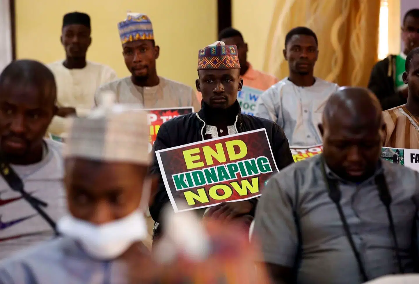 Over 300 skoledrenge, som blev bortført fra en landsby i det nordlige Nigeria, er overgivet til myndighederne, siger guvernør i Katsina til Reuters.