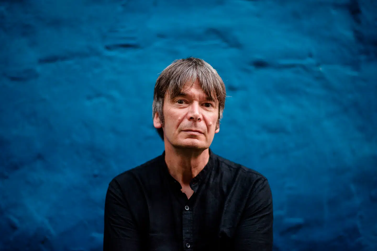 »Handlingen bevæger sig i et adstadigt tempo. Vi skal som læsere have den kortbrystede og lettere gangbesværede Rebus med, og vi skal have den traurige stemning fra både nutidens mordsag og fortidens krigsstemning ind under huden,« skriver Merete Reinholdt om Ian Rankins bog »En sang til de dystre tider«.