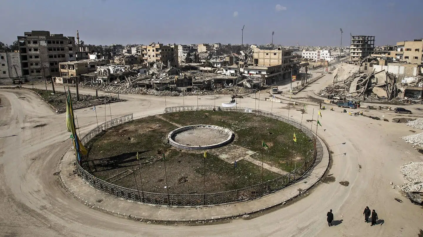 Centralt i den syriske by Raqqa ligger en rundkørsel med en lille park og et springvand i midten, hvor byens børn på varme dage legede i vandet. Rundkørslen blev kaldt Paradispladsen, før Islamisk Stat overtog byen og korsfæstede døde krigsfanger på det særegne jernhegn om pladsen. Danskeren Jacob El-Ali delte i juli 2014 billeder online af sig selv fra denne plads med afhuggede hoveder og skændede lig i baggrunden.