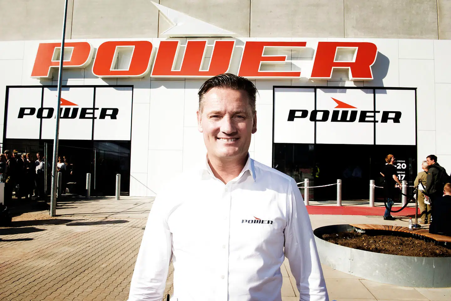 Powers forretning i Esbjerg stod til at skulle lukke ovenpå de nyligt indførte restriktioner. Men elektronikkæden vil nu lave en helt ny indgang, så julehandlen kan reddes, forklarer Powers direktør Jesper Boysen.