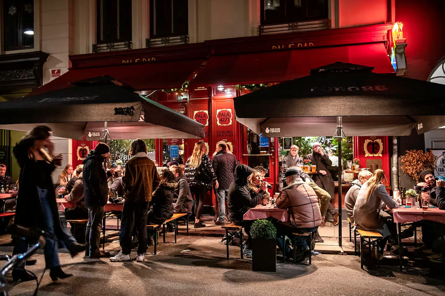 Coronanedlukning igen. Barer og restauranter lukker ned for resten af året. Palæ Bar i Ny Adelgade kort før kl. 22, hvor der lukkes for resten af året.