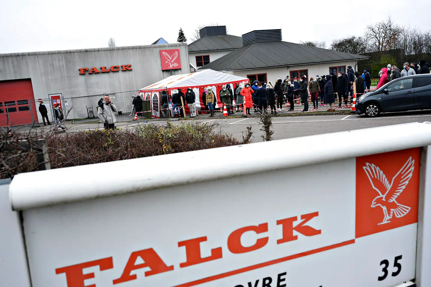 Kø ved Falcks mobile testcenter, hvor der lørdag er blevet åbnet op for gratis lyntest i kampen mod coronavirus, i Hvidovre lørdag den 12. december 2020. 50.000 lyntest om dagen skal aflaste det danske testsystem. Selv om lyntest ikke er helt så pålidelige, kan de bruges til at bryde smittekæder, siger professor.