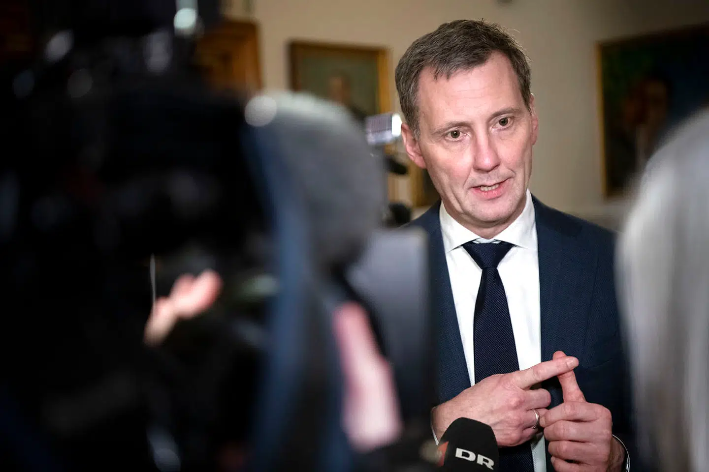 Justitsminister Nick Hækkerup (S) møder hård kritik fra Enhedslisten og SF for at have tilbageholdt trusselsvurdering om danske børn i lejre i Syrien.