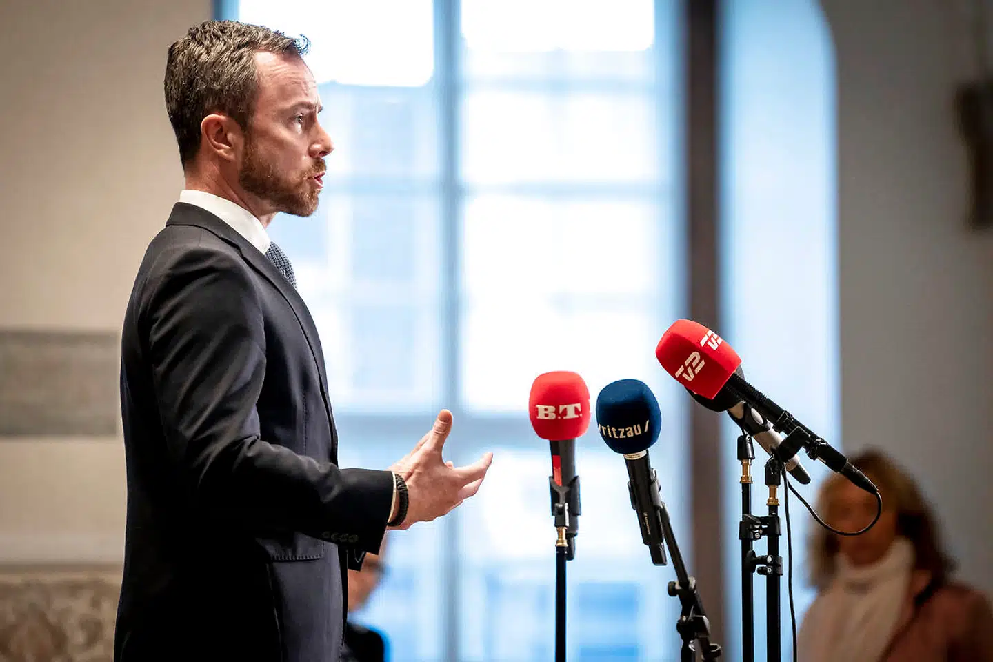 Venstres soloridt i en række aftaler har medført løftede øjenbryn hos politiske kolleger og kommentatorer. Men for partiets formand, Jakob Ellemann-Jensen, synes Instrukskommissionen og dens opsigtsvækkende delberetning indtil videre at være den største hovedpine.