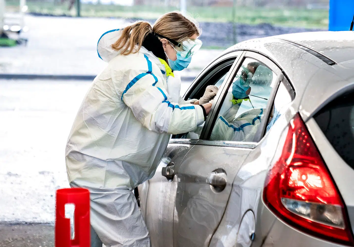 Der er over flere måneder blevet skruet massivt op for testkapaciteten, så det nu i perioder er muligt at teste op til 100.000 borgere om dagen, hvilket bidrager til et stort aktuelt pres på smitteopsporingen.