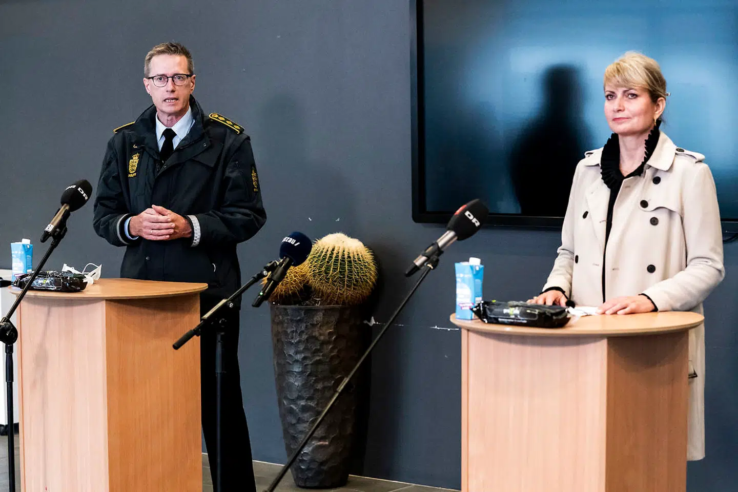 Rigspolitichef Thorkild Fogde giver kort status på indsatsen mod corona, og direktør fra Styrelsen for Patientsikkerhed Anette Lykke Petri giver en status på arbejdet med smitteopsporing i oktober.