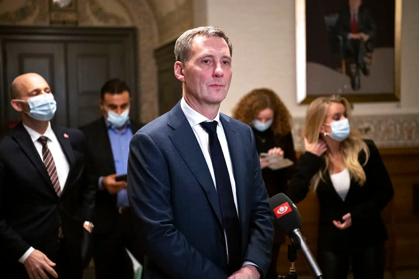 Find fejlen! Der mangler et stort borgerligt parti på dette billede. Justitsminister Nick Hækkerup præsenterer aftalen om et nyt politiforlig. S-regeringen, Dansk Folkeparti, Radikale Venstre, SF, Enhedslisten, Det Konservative Folkeparti og Nye Borgerlige står bag aftalen.