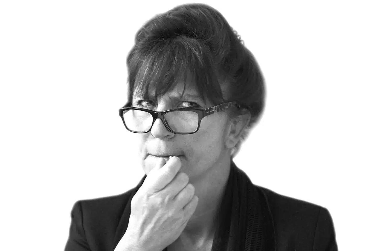 »I sig selv er krænkelse et på én gang hyperbolsk og hysterisk ord at bruge om småklam adfærd og håndspålæggelse mv., for ifølge ordbogen er ord i nærheden af krænkelse (set som magtudøvelse) bl.a.: brutalisering, rå vold, umenneskelig behandling, umenneskelighed, voldtægt, tvangsfodring, tyranni, despoti og stavnsbånd, mens det i betydningen sexforbrydelse associeres med bl.a. sædelighedsforbrydelse, usædelighed, udåd, besmittelse, blotteri og nekrofili,« skriver Susanne Staun.