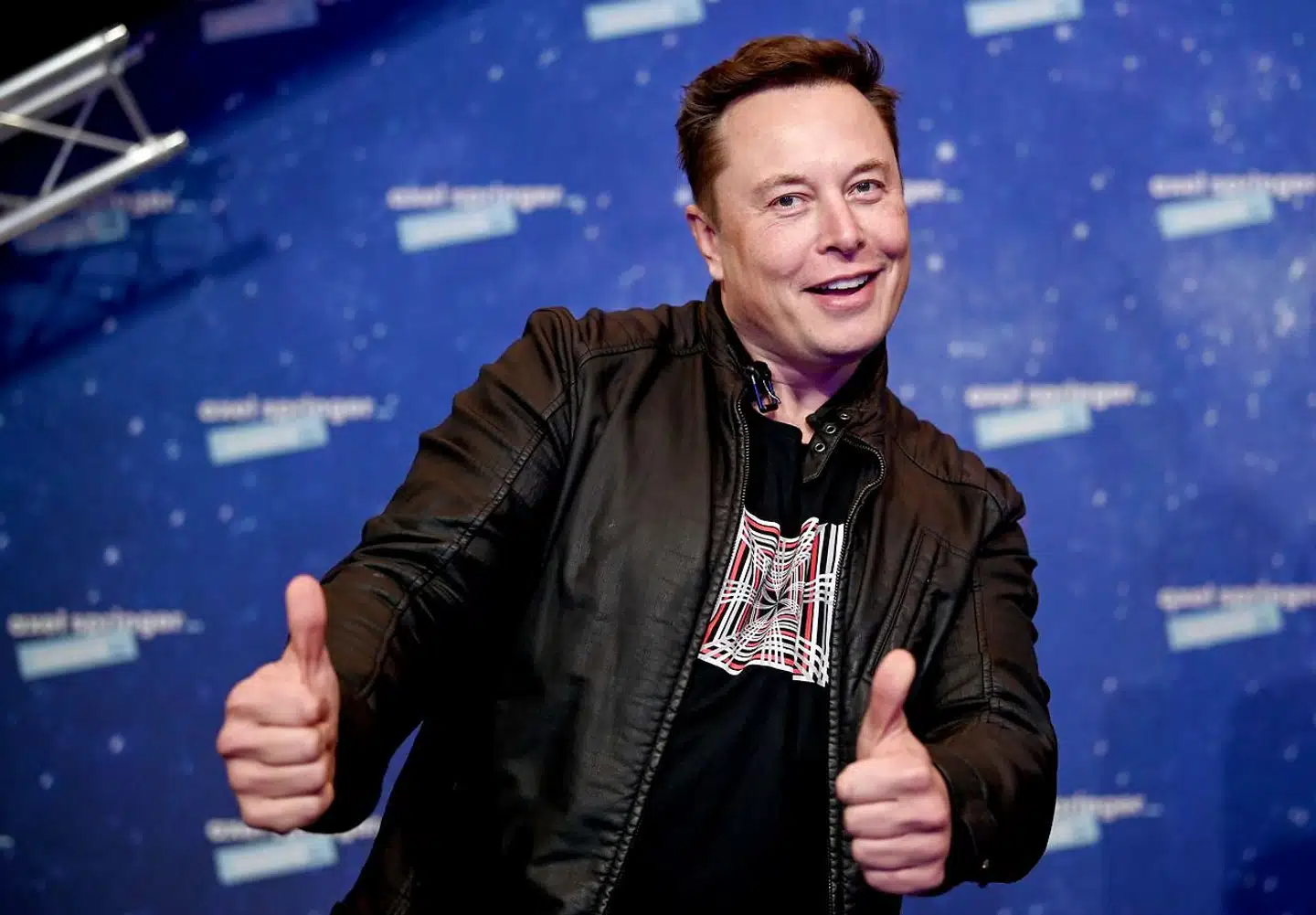 Elon Musk var i højt humør til en prisoverrækkelse i Berlin 1. december. 2020 har også været et fantastisk år for ham og Tesla.