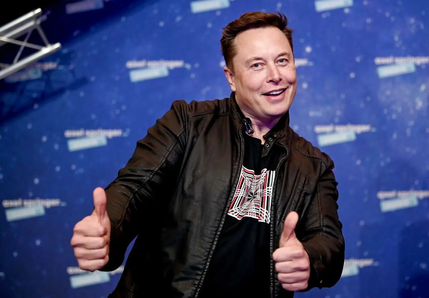 Elon Musk var i højt humør til en prisoverrækkelse i Berlin 1. december. 2020 har også været et fantastisk år for ham og Tesla.