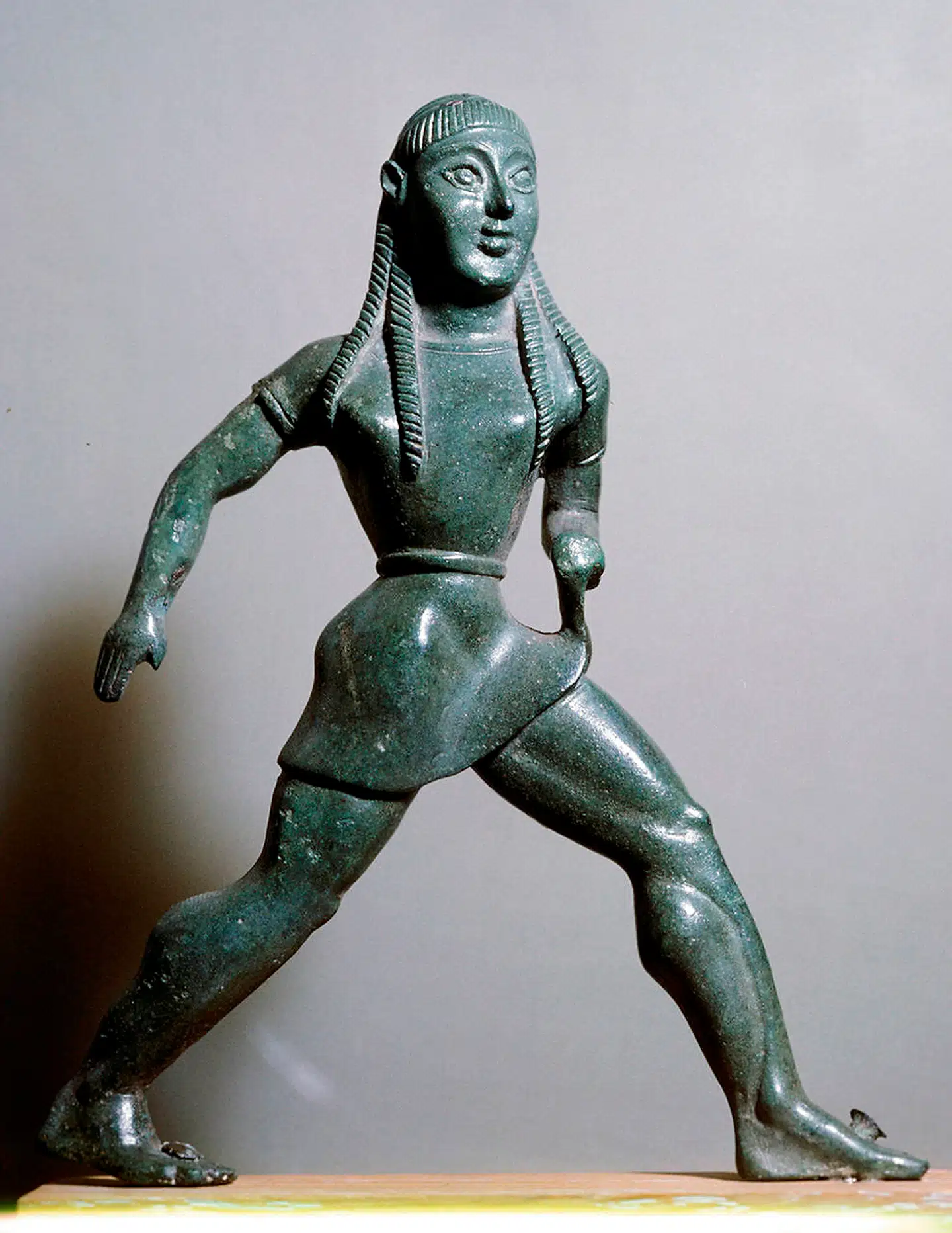 Sparta var et mandsdomineret samfund, men kvinderne havde større rettigheder end i andre græske bystater. Således måtte piger deltage i sport. Her ses en løbende spartansk pige i bronze fra 500-tallet f.Kr.