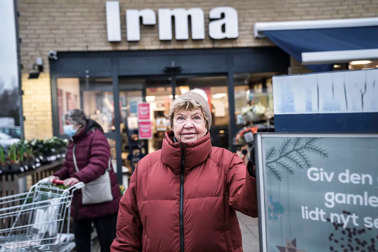 Beboere i Humlebæk er utilfredse med, at byens mangeårige Irma-butikschef, Stig Christensen, er blevet fyret. Journalist og forfatter Lone Kühlmann langer ud efter COOP, som hun mener har begået en brøler ved at afskedige en populær butikschef.