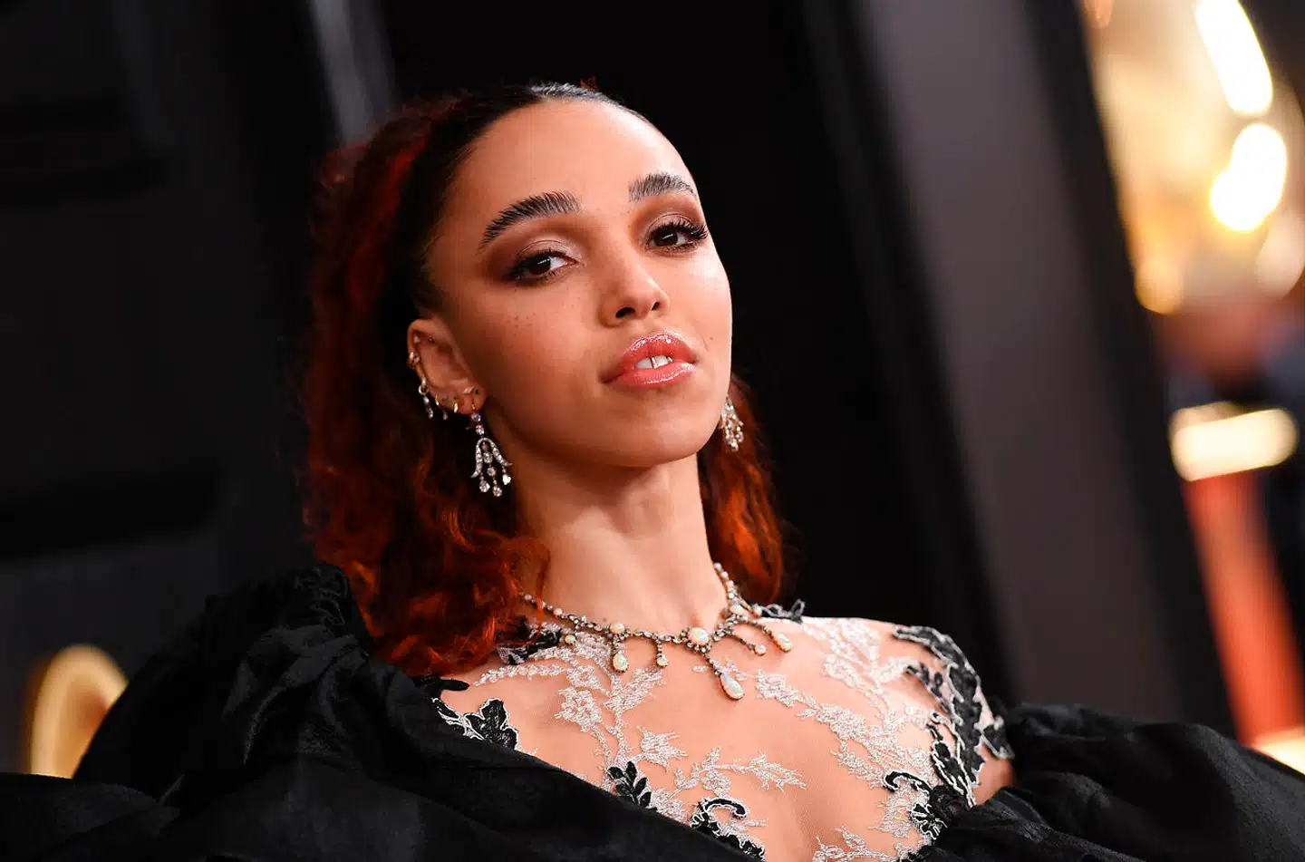 32-årige Tahliah Debrett Barnett (FKA twigs, red.) er sangskriver, sanger, skuespiller og danser. Hun mødte Shia LaBeouf under optagelser til filmen »Honey Boy«.