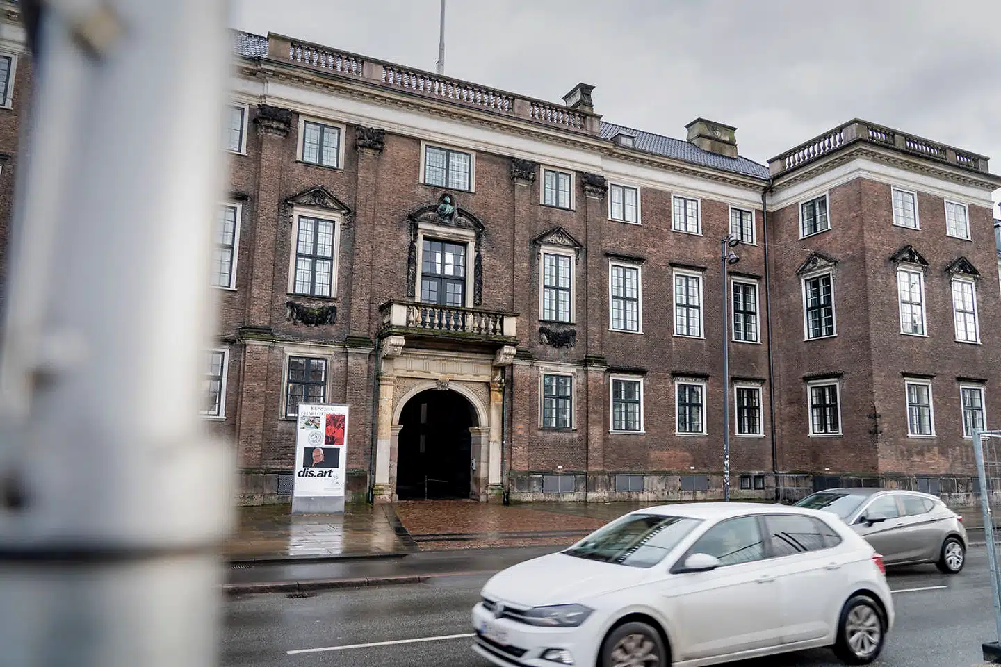 Det Kongelige Danske Kunstakademi skal have ny rektor, meddeler kulturminister Joy Mogensen i dag. Hun og den hidtidige rektor på stedet, Kirsten Langkilde, er ikke enige om retningen.