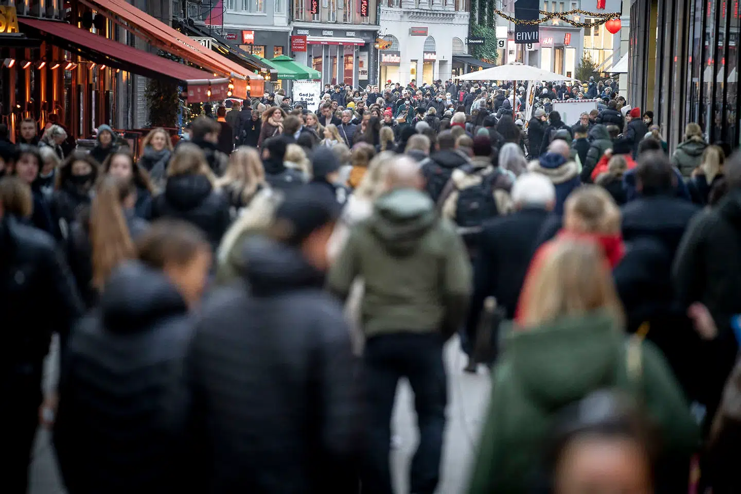 En ny undersøgelse viser, at befolkningen på flere punkter tager myndighedernes anbefalinger med et gran salt. Kun godt halvdelen går i karantæne, hvis de har været nær kontakt til en smittet.