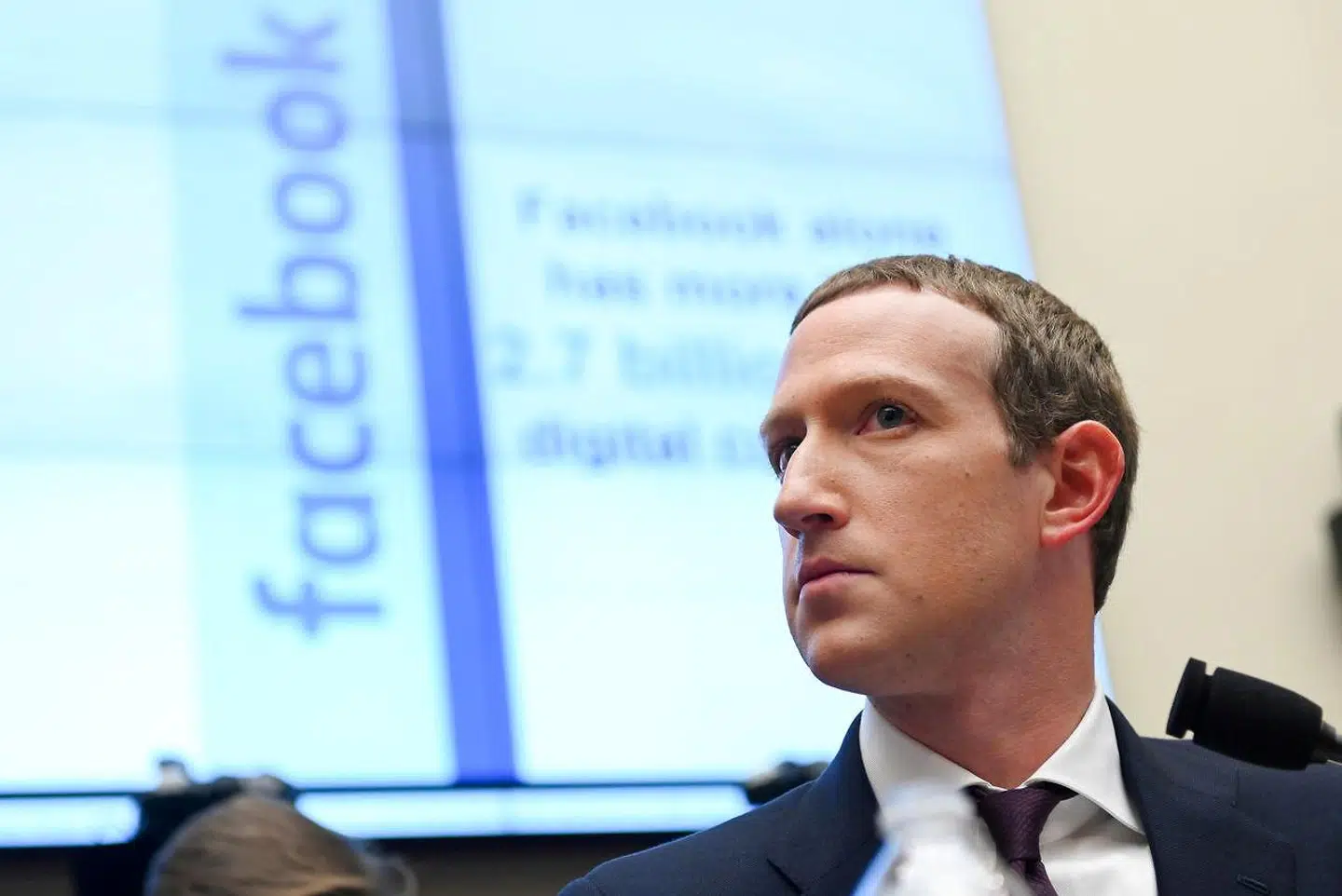 »Når det gælder sociale medier, er vores lovgivning håbløst utidssvarende. Facebook har reelt opnået monopol på den offentlige debat online, og det er vi slet ikke gearet til at håndtere. Det bør vi blive. Nu,« skriver Christian Marcussen. Her ses Facebooks grundlægger, Mark Zuckerberg.