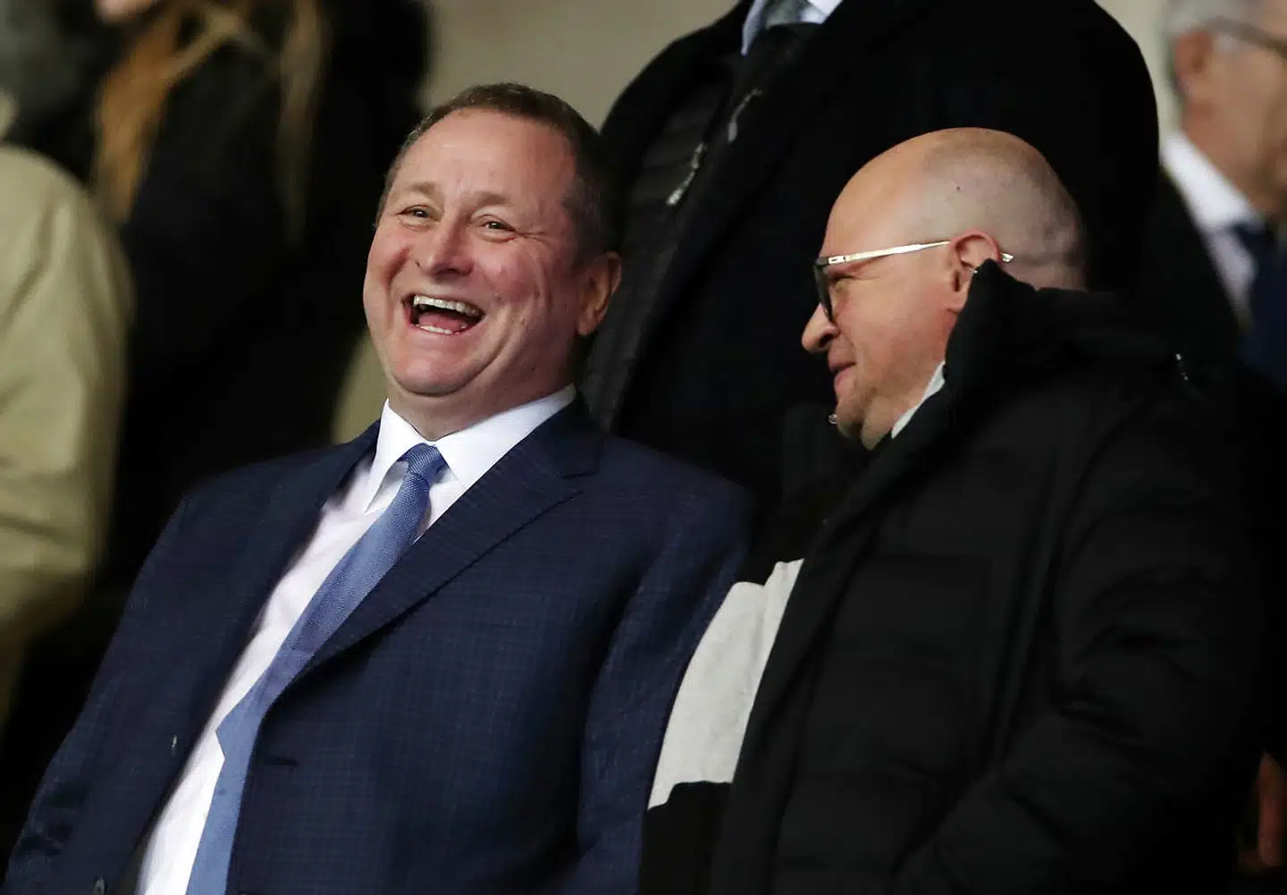 Den britiske detailkonge Mike Ashley (tv.) ejer også fodboldklubben Newcastle United. Her er han fotograferet 4. februar i år i forbindelse med Newcastles FA Cup-kamp på udebane mod Oxford.