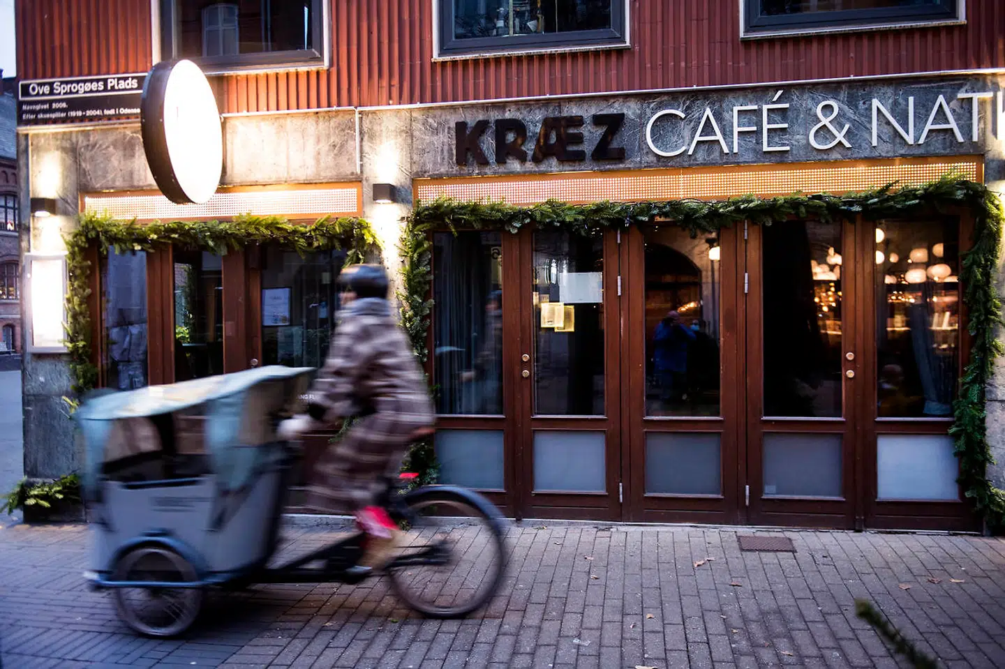 Lukkede cafeer og restauranter giver halvtomme gader i en lang række danske byer. Økonomer fremhæver, at den seneste nedlukning i 69 af landets 98 kommuner bliver en dyr omgang for den danske statskasse. Vi styrer i år mod et underskud på de offentlige finanser på omkring 80 milliarder kroner eller mere.