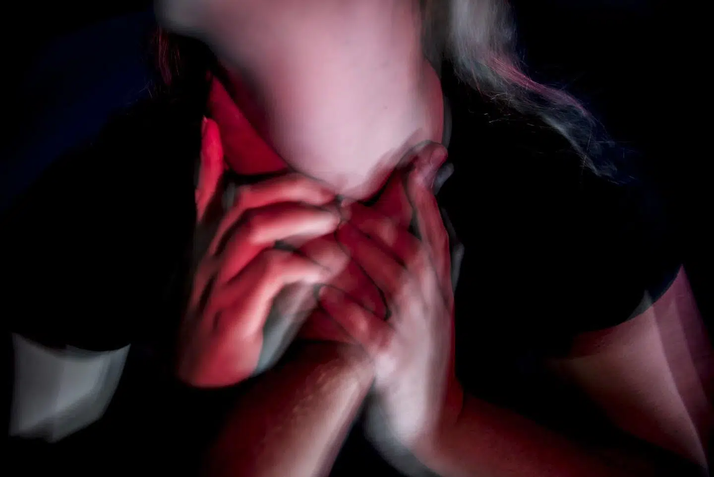 »Politikerne bør ændre reglerne om offererstatning, så sagerne ved Erstatningsnævnet bliver behandlet efter et anmeldelsesprincip. Det betyder, at ofret alene skal anmelde selve skaden, og så er det op til nævnet at undersøge, hvilken godtgørelse og erstatning ofret er berettiget til,« skriver Karsten Høj og Nikolaj Nielsen. Modelfoto: Mads Claus Rasmussen / Ritzau Scanpix