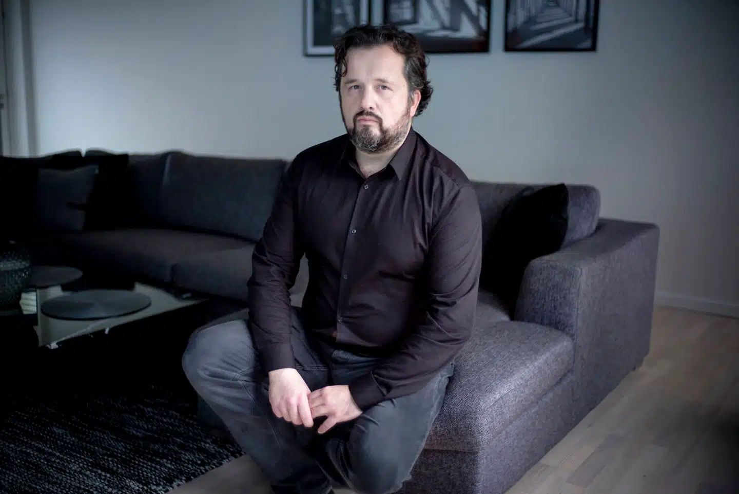 For 42-årige Damir Ljubicic, der i dag er ingeniør i rumfartsteknologi, har vejen til Danmark ikke været helt let. Selvom han fik topkarakterer i hjembyen Banja Luka i Bosnien, måtte han forlade skolen på grund af sit efternavn, som afslørede, at han hørte til de bosniske muslimer i landet. »Vi blev behandlet som tredjerangs borgere fra det ene øjeblik til det andet,« fortæller han.