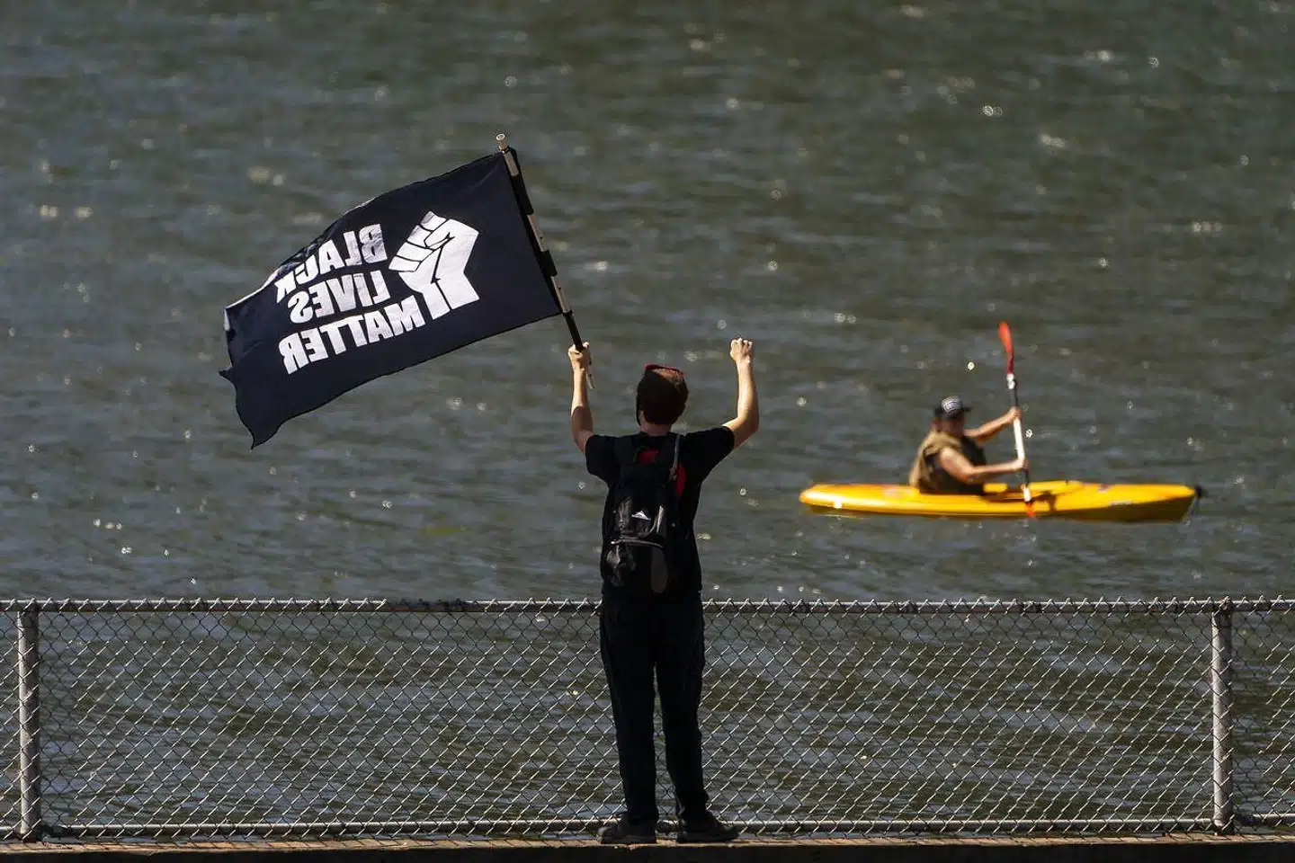 »'Le décolonial' er en ny form for intrahvid (voksen)mobning, der handler om at fremhæve andre hvides uerkendte (hvide) skyld, således at man selv fremstår desto mere moralsk overlegen. Og her er det ret underordnet med forholdet til virkeligheden,« skriver Ulla Holm.