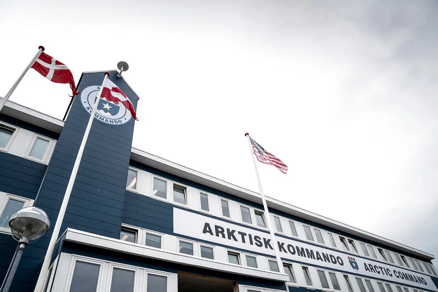 »Når NATO påpeger, at vi har en række mangler i vores forsvar, som alliancen gjorde for nylig, og når NATO samtidig konstaterer, at Arktis bliver vigtigere og vigtigere, har vi en enestående mulighed for at udtænke en strategi, der passer ind i den nye virkelighed,« skriver Kristian Mouritzen i denne leder.