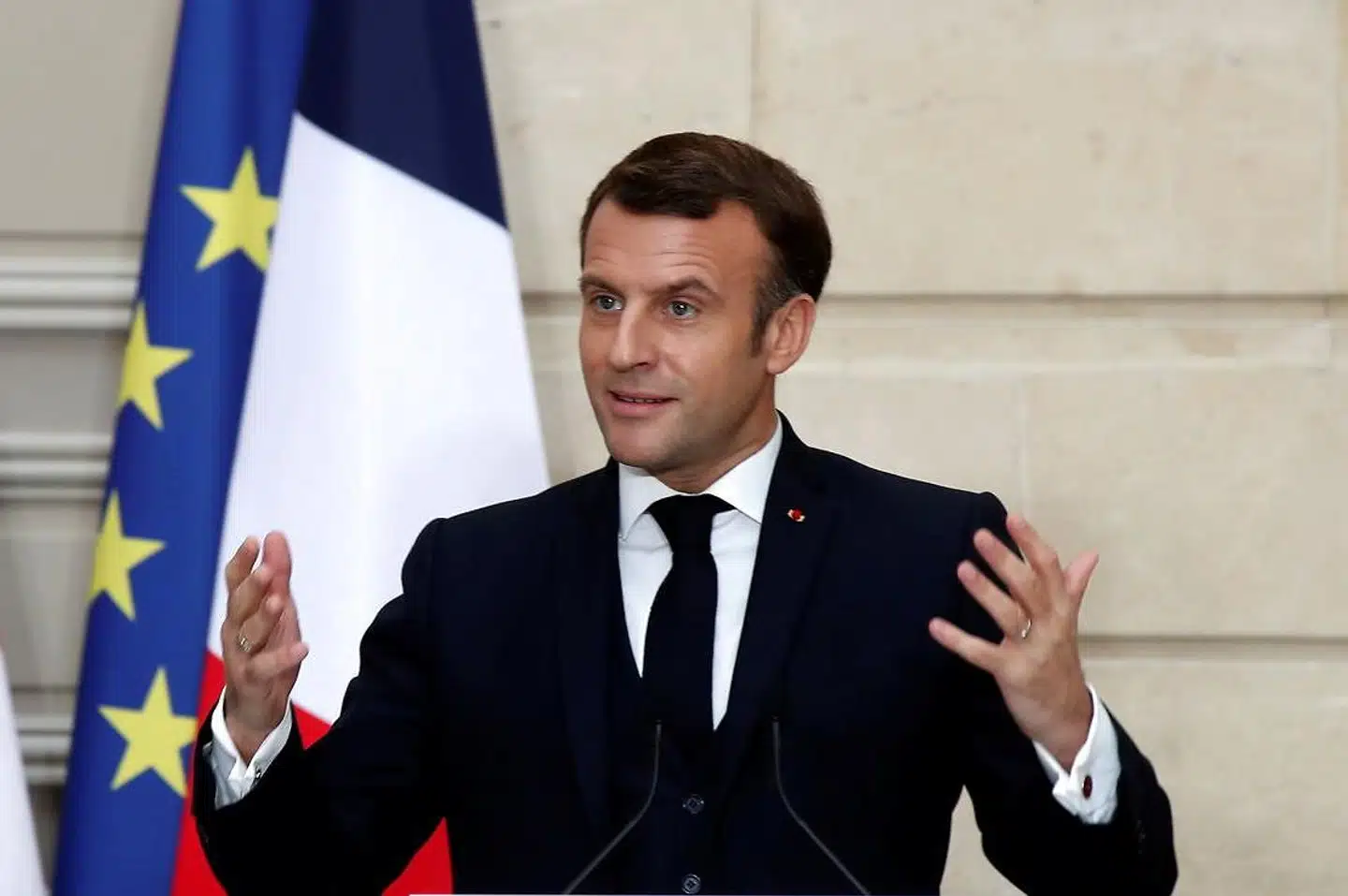 »De sociale forskelle bliver større, og politikerleden stiger, fordi politikerne tilsyneladende intet kan gøre. Præsident Macron forsøger at tackle problemerne, men han ses – ifølge forfatteren – først og fremmest som en repræsentant for den franske overklasse, som ikke kender underklassens vilkår,« skriver Peter Nedergaard.