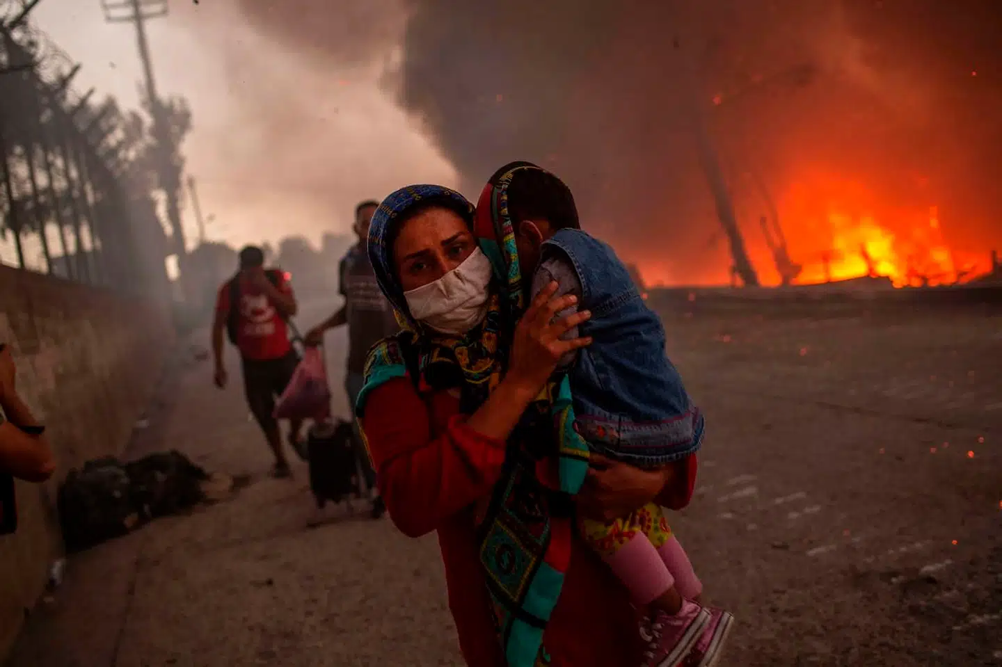 »Skal børnene vente i kold mudder til anklerne og uden skolegang i årevis, indtil folk fra verdens krige og diktaturer holder op med at benytte sig af en menneskesmugler, når de søger væk fra død, ødelæggelse og undertrykkelse?« spørger Tim Whyte fra Mellemfolkeligt Samvirke med adresse til udlændinge- og integrationsminister Mattias Tesfaye (S), der har sagt nej til, at Danmark skal modtage børn fra flygtningelejrene på Lebos. Foto fra branden, der i september ødelagde store del af Moria-flygtningelejren på Lesbos.