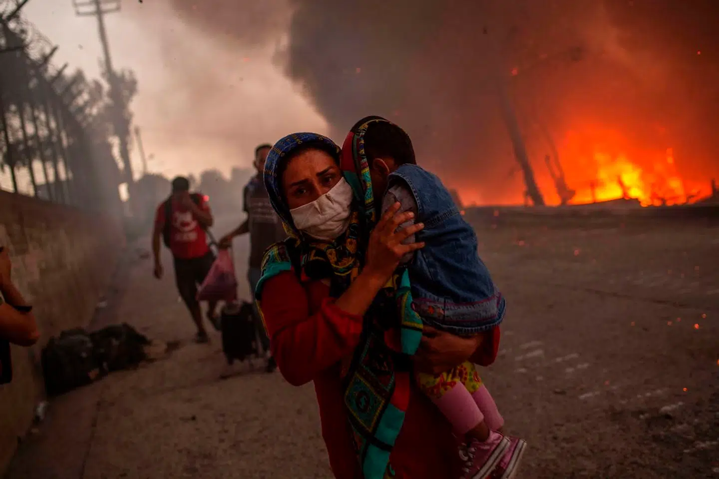 »Skal børnene vente i kold mudder til anklerne og uden skolegang i årevis, indtil folk fra verdens krige og diktaturer holder op med at benytte sig af en menneskesmugler, når de søger væk fra død, ødelæggelse og undertrykkelse?« spørger Tim Whyte fra Mellemfolkeligt Samvirke med adresse til udlændinge- og integrationsminister Mattias Tesfaye (S), der har sagt nej til, at Danmark skal modtage børn fra flygtningelejrene på Lebos. Foto fra branden, der i september ødelagde store del af Moria-flygtningelejren på Lesbos.
