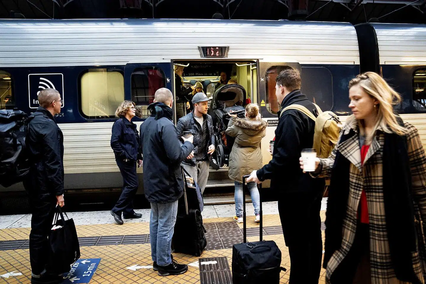 Det vil være de samme dage i julen som tidligere år, at der er flest passagerer med færger og tog samt biler på vejene. Men danskerne tøver med at bestille rejser på tværs af landet på grund af coronasituationen, lyder det fra både DSB og Molslinjen.